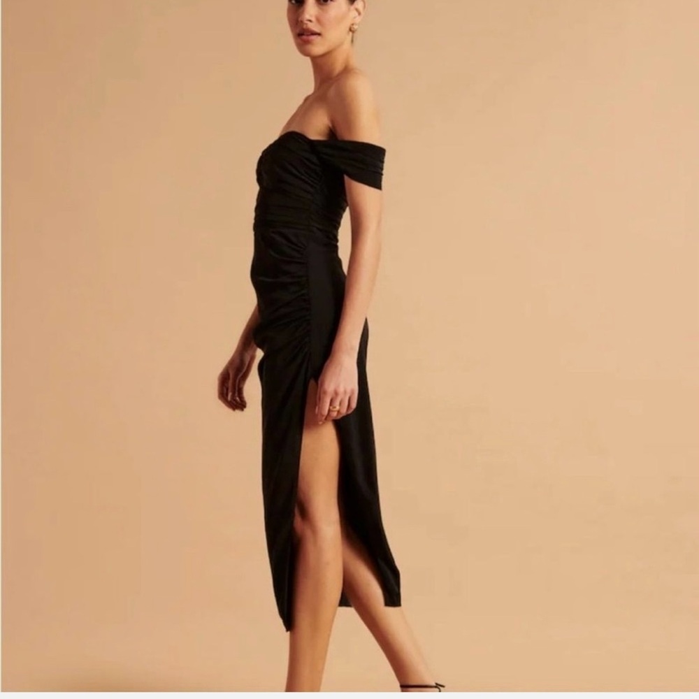 NWT Abercrombie & Fitch Off-The-Shoulder Ruched Black Side Slit Midi Dress Small - Picture 4 of 13